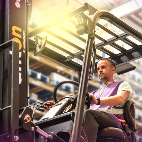 Електричний чотириколісний вилочний навантажувач - CBH 2.5 | Щогла 3300mm | AntOn by Jungheinrich