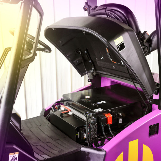 Електричний чотириколісний вилочний навантажувач - CBH 3.0 | Щогла 4800mm - ASS | AntOn by Jungheinrich